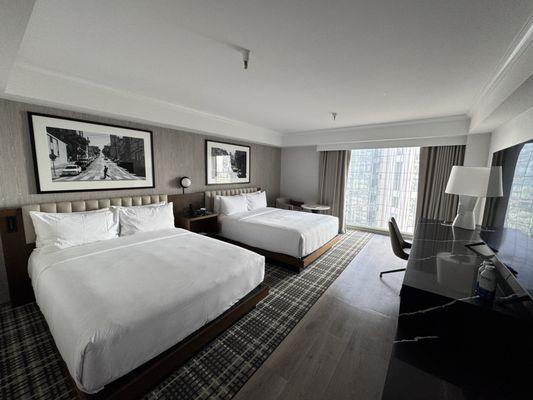 2 Queen bedded room with city view.