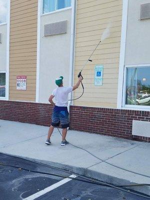 Commercial Power Washing at the Best Western Hotel.  Aqua Pressure Power Washing!