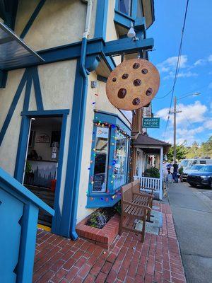 Red Moose Cookie Company - outside