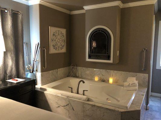 In room tub for 2 with fireplace