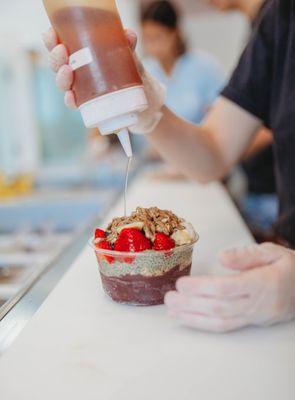 Energy Bowl: Açaí, Pumpkin Flax Granola, Matcha Chia Pudding, Strawberries, Banana, Blueberries, Banana Chips, Cacao Nibs, Almond Butter, Ci