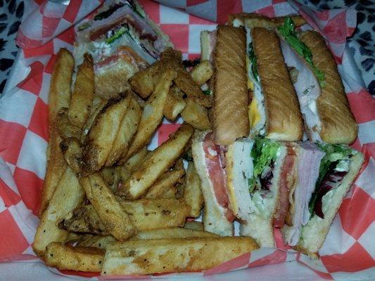 Club sandwich and great fries!!