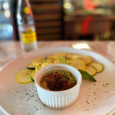 Hummus w zucchini chips (low carb)