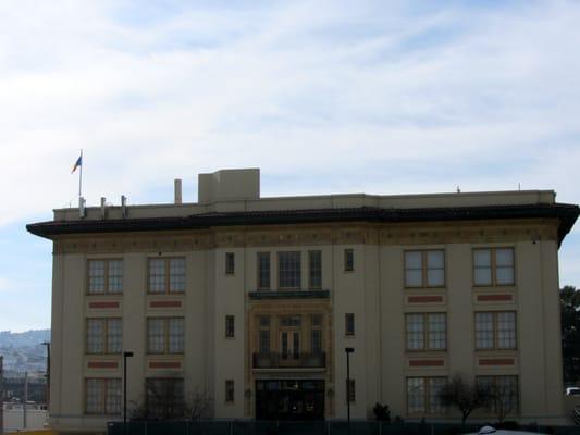 Blue skies above the San Francisco SGI-USA Center