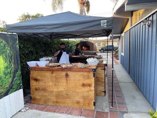 Amazing team set up the big monster pizza oven in our driveway ‍