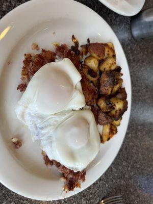 Poached eggs on corned beef hash