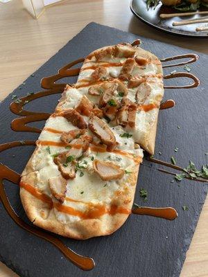 Buffalo chicken flatbread