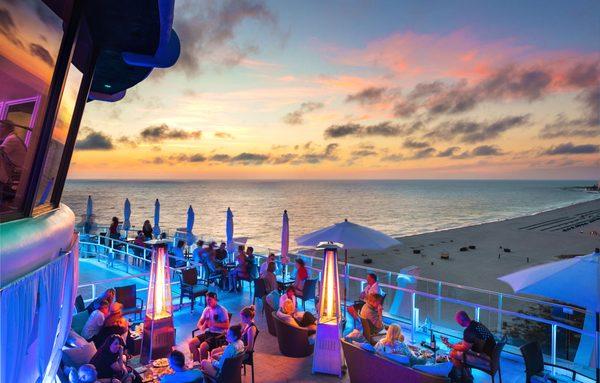 This vibrant rooftop venue boasts commanding views of the beach and sparkling Gulf of Mexico.