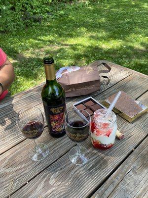 Red Norton wine accompanied by our "picnic" treats