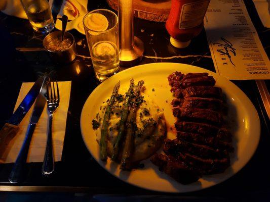 Rib eye steak with asparagus and mashed potato