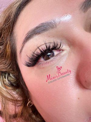 Hybrid 6D wispy lashes Done by Mini Beauty Eyelash