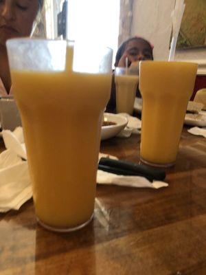 Mango y passion fruit smoothies