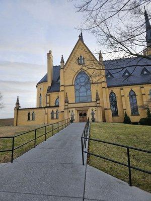 The side entrance to the Basilica is accessible to all.