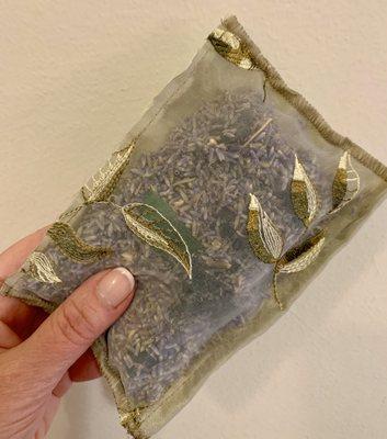 Eucalyptus and lavender sachet! Wish there were an app.where everyone could smell this heavenly scent!