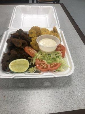 Chicharron con tostones