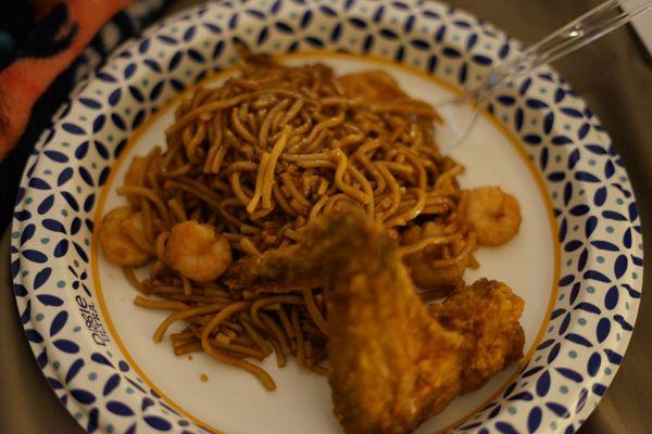 Shrimp Lo Mein w/ a chicken wingggg