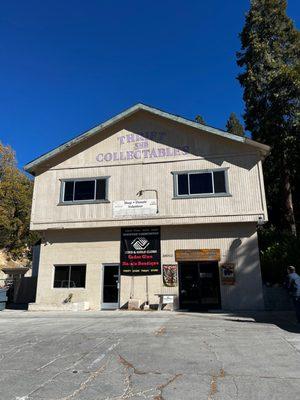 The entrance to the coolest thrift store in the Lake Arrowhead area!