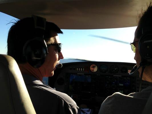 Don flying the DA40 featuring the Garmin 1000.