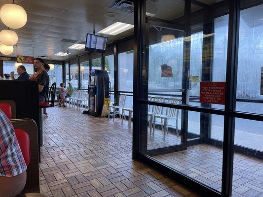 This Waffle House had clean tables and a clean floor.