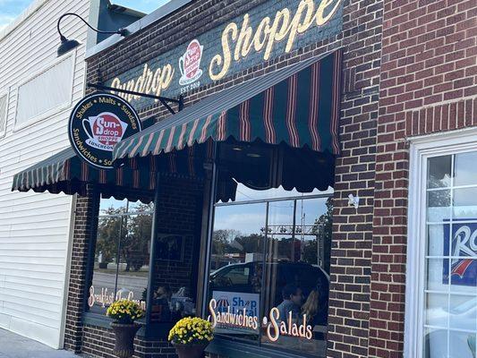 A quaint luncheonette in Tullahoma, TN. Great service, friendly and attentive staff. My selections were delicious!