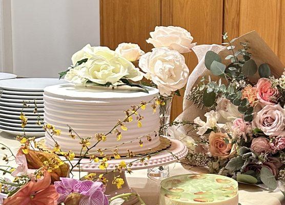 A simply beautiful cake amongst all these flowers.