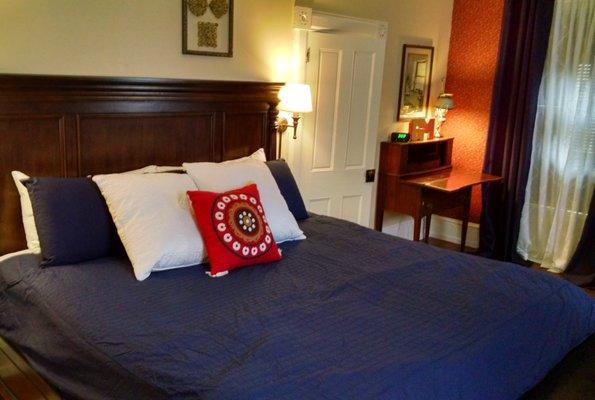 Georges on York's Motter Room has a king bed and en suite luxury bath with walk-in shower. Large room with desk, TV, WiFi, AC, seating area