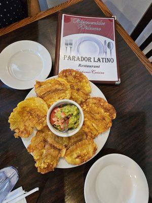 Tostones con guacamole Green plantains with guacamole