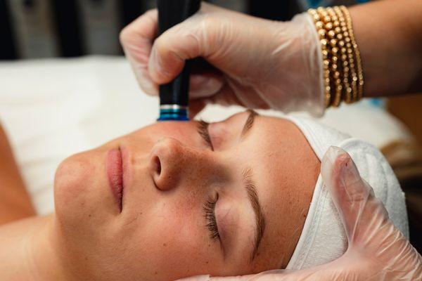 Hydrafacial for all skin types purifies, exfoliates, nourishes, and protects the skin.