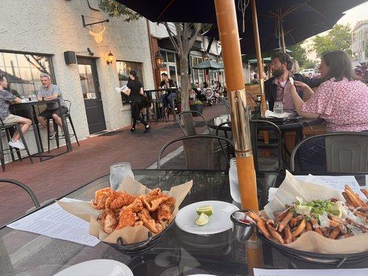 Atmosphere on the patio, pork rinds and pommels frites