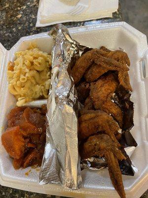 Fried chicken, Mac n cheese , yams . Yummy !