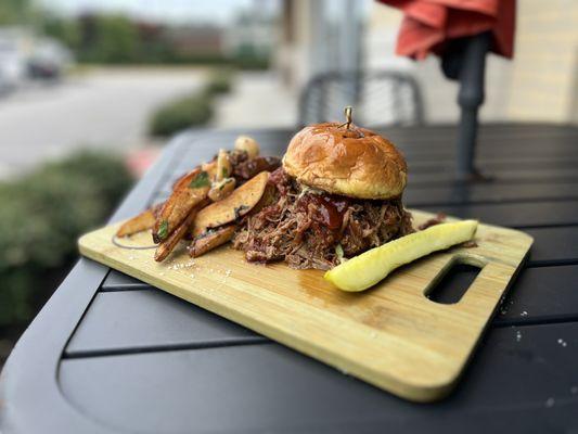 Pulled Pork Sando w/ fries