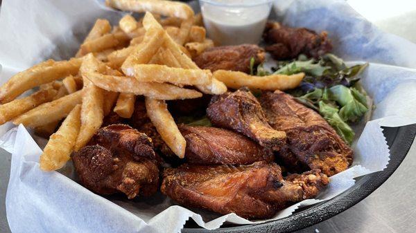 Traditional wings (Cajun dry rub), fries.