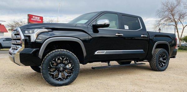 2022 Toyota Tundra 2.5" front / 1.5" rear lift. 20" Fuel Assaults w/ 33x12.50r20 Toyo ATIII, Amp steps.