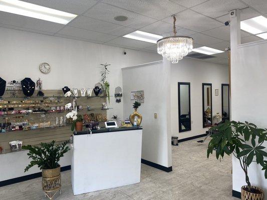 Lobby/waiting area with some beautiful accessories, as you can see it is very clean and orderly.