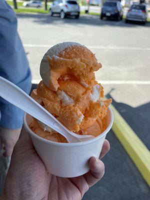 Two scoops: orange pineapple and orange blossom yummy!!