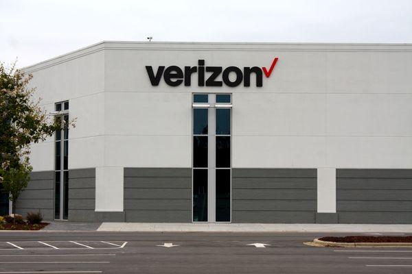 Illuminated channel letters for Verizon's new service center.