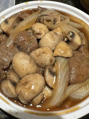 Beef with mushrooms and onions