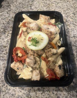 Creamy garlic penne pasta & grilled chicken