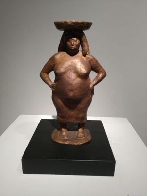 Fransico zuñiga- mujer de píe con Bates 1984. Bronze