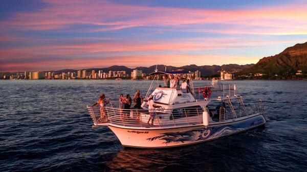 Seeing the sunset from sea in Waikiki is an unforgettable experience.