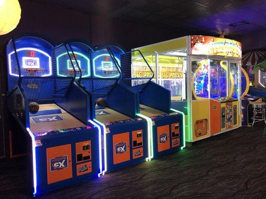 Giant claw machine and basketball