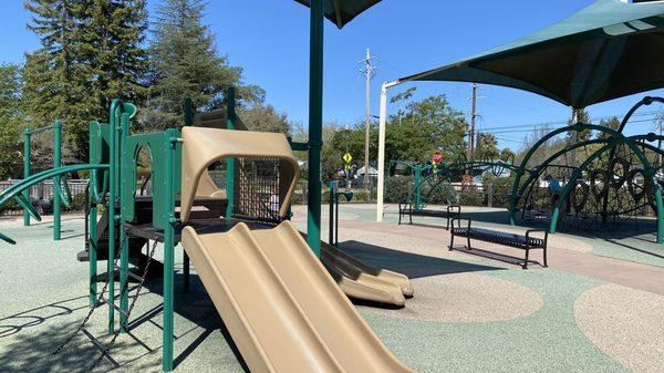 Play structure for smaller kids