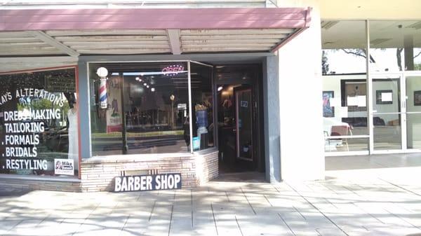 Cali stilo barbershop front entrance!