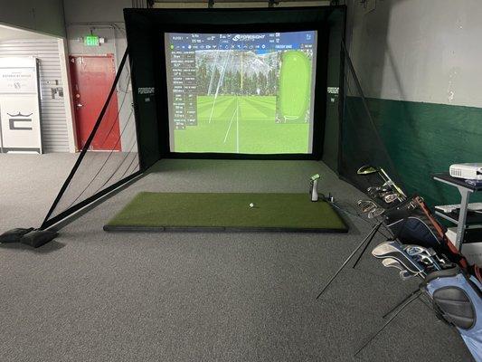 Par 5 Golfing indoor golf simulator is great for fun and swing improvement. You can practice on golf range or play 35 golf courses.