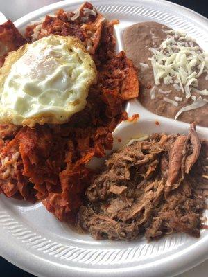 Chilaquiles Rojos con Carne Desebrada