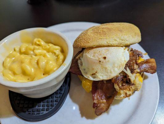 Breakfast burger w/ Mac & cheese