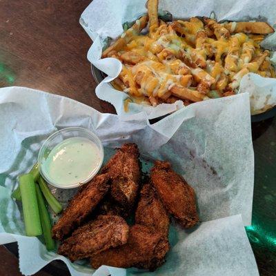 Dry rub bone in wings and cheese fries