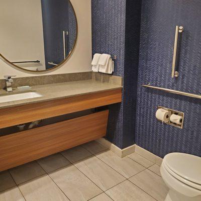 2 queen suite bathroom