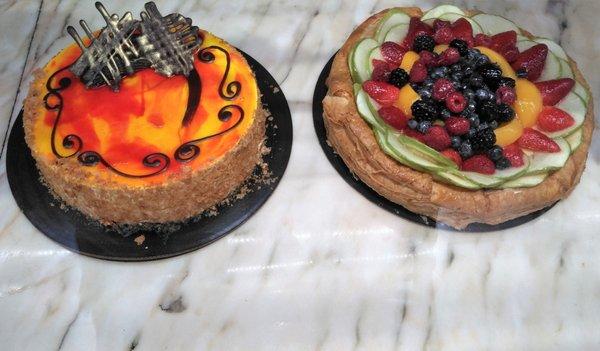 Here are some (possibly ready made) cakes behind the glass case.