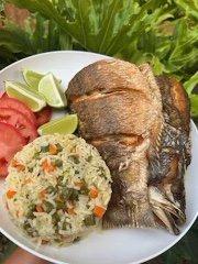 Pescado Frito con Arroz y Ensalada